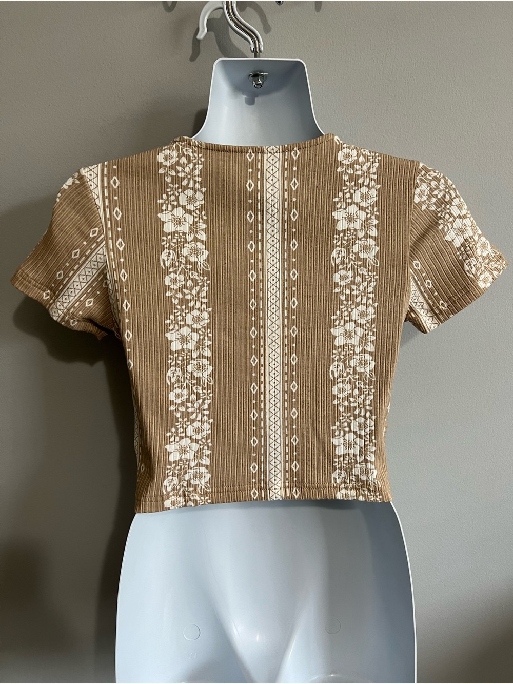 XS/S Light Brown & White Ribbed Floral Crop Top with Short Sleeves & Front Knot - Picture 5 of 7